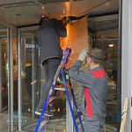 Отремонтированная револьверная дверь вернулась на свое место во входной группе БЦ «Манхэттен»